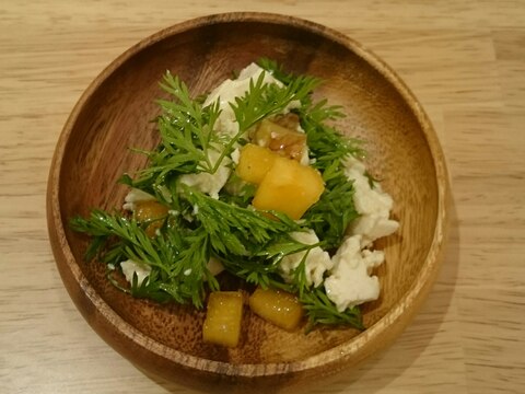 人参の葉と豆腐と柿のサラダ